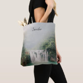 Loefwaterval in een bergbos tote bag (Dichtbij)