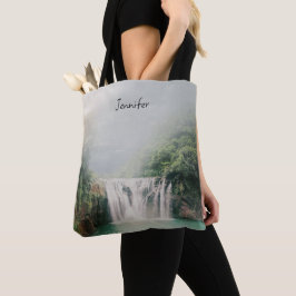 Loefwaterval in een bergbos tote bag
