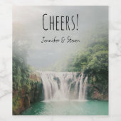 Loefwaterval in een bergbos wijn etiket (Enkel label)