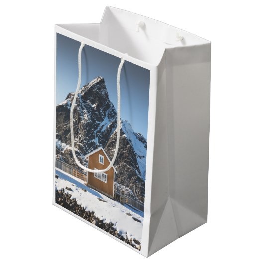 Lofoten Yellow Cabin Medium Cadeauzakje (Achterkant Gekanteld)