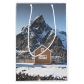 Lofoten Yellow Cabin Medium Cadeauzakje (Voorkant)