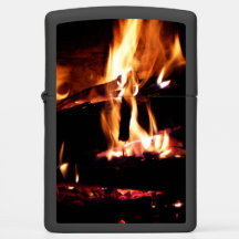 Logboeken in de vuurfoto van de Fireplace