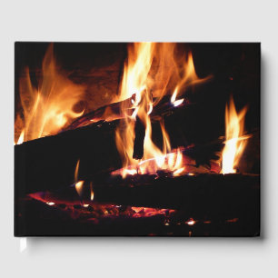 Logboeken in de vuurfoto van de Fireplace Gastenboek