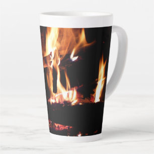 Logboeken in de vuurfoto van de Fireplace Latte Mok