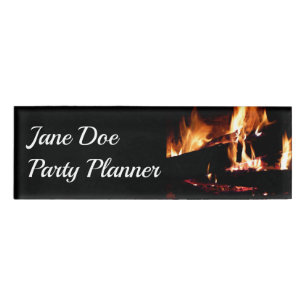 Logboeken in de vuurfoto van de Fireplace Naambadge