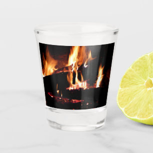 Logboeken in de vuurfoto van de Fireplace Shot Glas