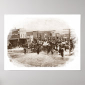 LOGGGERS IN DE STREETS VAN MESICK, MICHIGAN ~ 1909 POSTER (Voorkant)