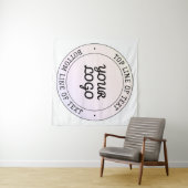 Logo & aangepaste tekst uploaden | Perzik Roze & P Wandkleed (In Situ (horizontaal))