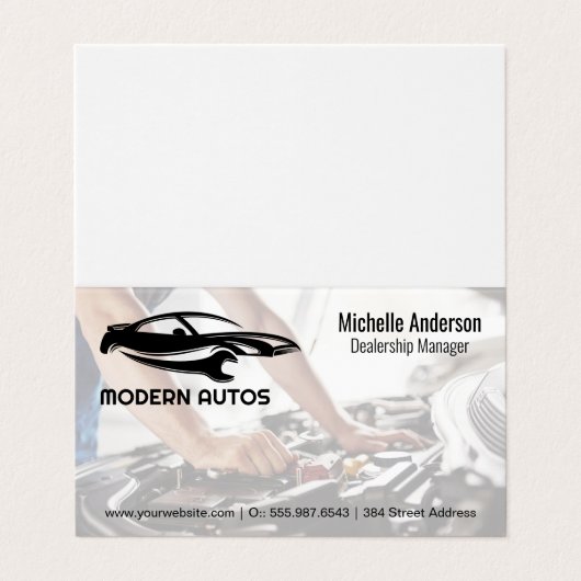 Logo Auto Reparatie | Monteur Werkt aan Auto Visitekaartje (Buitenkant ongevouwen)