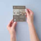 Logo foto QR-code taupe schoonmaakdiensten Flyer (Hand)