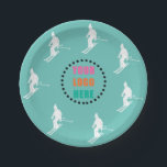 Logo Foto Skiers Skiing Ski Blauwgroen Papieren Bordje<br><div class="desc">Koel het wintergebonden skievormig ontwerp, aangepast aan uw logo of afbeelding. Alpiene skiërs skiën in retro skipakken. Een prachtig wintersportcadeau voor een skiester in je kring van vrienden, collega's of familie. Het ontwerp van de tekenillustratie van Whimsical-skiers. Skiers skiing ski home decor, Ski team, skibuscadeau. Skiers skiën skis Wrapping Paper...</div>