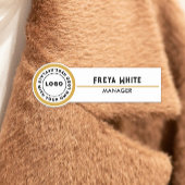 Logo, gouden accent, witte naamplaatje