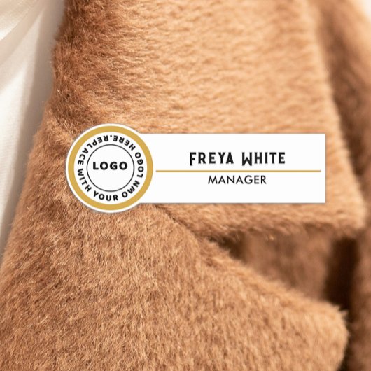 Logo, gouden accent, witte naamplaatje