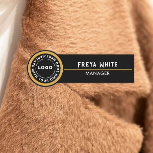 Logo, gouden accent, zwarte naamplaatje