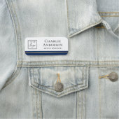 Logo grote naam titel donkerblauwe rand elegant naamplaatje (In situ)