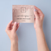 Logo heropening schoonheid salon roos goud glitter flyer (Hand)