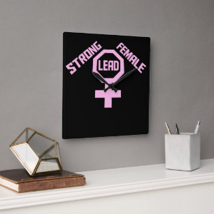 Logo met feministische empowerment citaat van ster vierkante klok