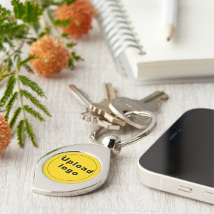 Logo met gele achtergrond op swirl metal sleutelhanger