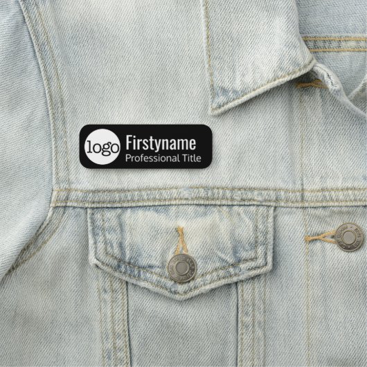 Logo met werknemer en titel naamplaatje (In situ)