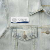 Logo naam: donkerblauwe golven wit modern naamplaatje (In situ)