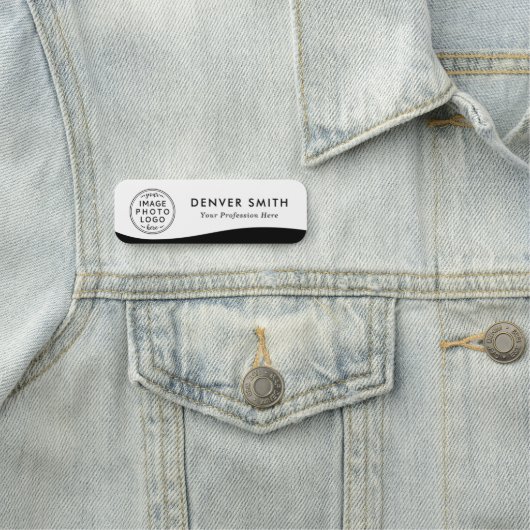 Logo naam titel zwarte golf wit modern naamplaatje (In situ)