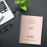 Logo roos gouden monogram metaalzaken 2025 planner<br><div class="desc">Een roos gouden faux metallische achtergrond. Pas uw bedrijfs logo,  jaar,  voornaam,  monogram initialen en volledige naam aan en voeg toe. Uw bedrijf logo zowel voor als achter.</div>