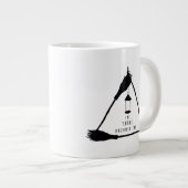 Logo van DE DRIE BEZEMSTELEN™ Grote Koffiekop (Voorkant rechts)