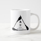 Logo van DE DRIE BEZEMSTELEN™ Grote Koffiekop (Rechts)