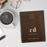 Logo van initialen van bruinledermonogram planner<br><div class="desc">Bruine faux lederen foto als achtergrond en witte tekst. Personaliseer en voeg uw logo,  monogram initialen,  naam en een titel jaar. Je logo aan de voor- en achterkant. Ruimte voor uw website adres op de achterkant.</div>