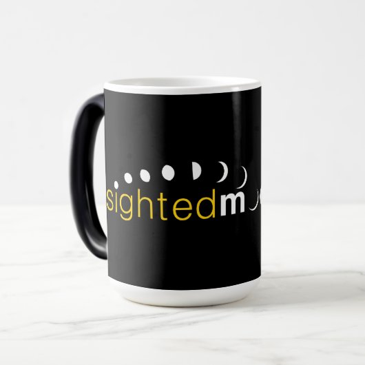 Logo van Sighted Moon Magische Mok (Voorkant links)
