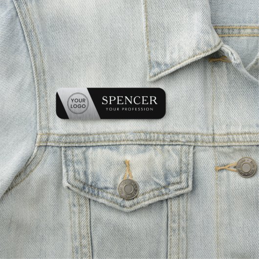 Logo werknemer zilvergrijze gradiënt zwart naamplaatje (In situ)