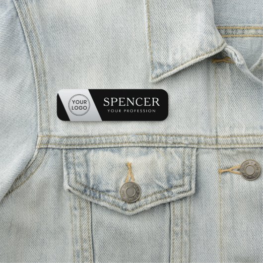 Logo werknemers lichte grijze gradiënt zwart naamplaatje (In situ)