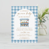 Lokaal gegroeid jongetje op weg naar baby shower kaart (Staand voorkant)