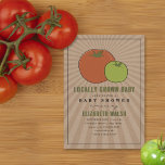 Lokaal geteeld rood- en groen tomatenBaby shower i Kaart<br><div class="desc">De markt van de Oostenrijkse boer inspireerde genderneutraal baby shower met een rode en groene tomaat boven een kartonnen achtergrond met groene en zwarte tekst.</div>
