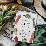 Lokaal geteelde Baby MarktBaby shower Kaart<br><div class="desc">Deze schattige genderneutrale uitnodiging voor het baby shower van de boerenmarkt met een "lokaal geteelde baby" bevat een witte achtergrond met groenten en fruit in de waterverf. De achterzijde heeft een witte achtergrond met zwarte buffels/gingham controlepatronen. Pas uw wensen aan. In mijn winkel kun je passende producten vinden.</div>