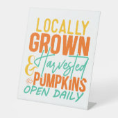 Lokaal geteelde en geoogste pompoenen reclamebord met voetstuk (Voorkant)