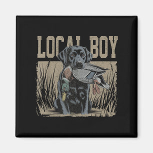 Lokale Jongen Zwart Lab Jagen Hond Marsh Scene Sun Magneet