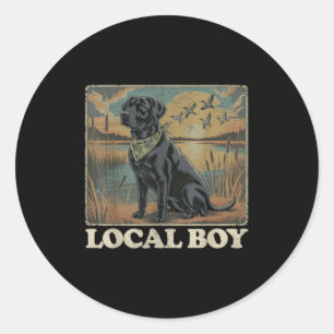 Lokale Jongen Zwart Lab Jagen Hond Marsh Scene Sun Ronde Sticker