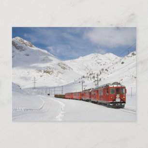 Lokale trein op de lijn Bernina in Zwitserland Briefkaart