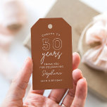 LOLA 50th Birthday Party Favor Tag Terracotta Cadeaulabel<br><div class="desc">Het collectie Lola laat moderne elegantie zien met zijn slanke lijnen en hedendaagse typografie. De feministische ondertoon is prachtig uitgebalanceerd met een gedurfde uitspraak,  waardoor het een ideale keuze is voor de levendige en moderne bruid.</div>