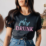 LOLA Drink in Love Net Drink Neon Bachelorette T-shirt<br><div class="desc">Dit 'net drink' bachelorette aan het shirt bevat neon geïnspireerd lettertype in roze en blauw. Paar dit t-shirt met het 'drink in liefde' bruidende shirt voor een samenhangende bacheloretgebeurtenis. 💜 kleuren kunnen worden bewerkt. Klik op 'Ontwerp bewerken' om uw eigen kleuren te creëer.</div>
