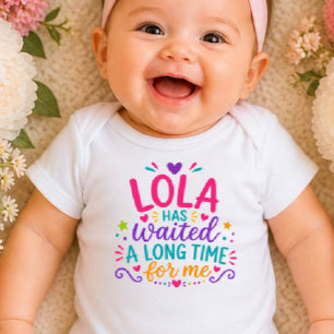 Lola heeft kleurrijke baby body gewacht romper
