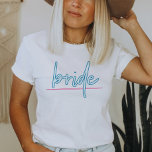 LOLA Neon Blue en Roze 90s Bride Bachelorette T-shirt<br><div class="desc">Deze bruidsbachelorette in het shirt bevat een pasgeboren tekst die perfect is voor de bruid in haar vrijgezellenweekend. Het paar met om het even welke andere Lola neon opties van het shirt voor de bachelorette groep voor een samenhangende blik. 💜 KLEUREN ZIJN EDITABLE! Klik op 'Ontwerp bewerken' om de kleuren...</div>