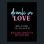 LOLA Neon Verliefd en Dronken Bruidsfeest Verwelko Poster<br><div class="desc">Deze bruidsfeest-welkomstbord heeft neon blauwe en roze tekst met de zin 'dronken van liefde'. Personaliseer het gemakkelijk voor je bruidsfeest-weekendfeest, bruidsfeest-viering of een ander evenement dat te maken heeft met dronken van liefde. 💜 KLEUREN ZIJN BEWERKBAAR! Klik op de blauwe knop 'bewerken met ontwerptool' in het personalisatie-gedeelte om je eigen...</div>