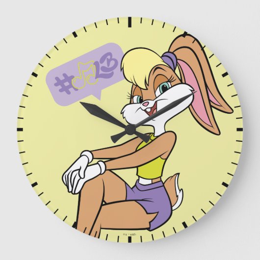 Lola Sitting Grote Klok (Voorkant)