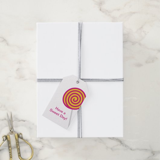 Lollipop heeft een fijne dag roze en geel cadeaulabel (Met Touw)