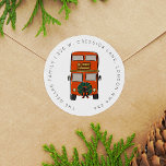 Londen Double Decker Bus Christmas Return Adres Ronde Sticker<br><div class="desc">Gekke retouradreslabels met een rode Londense dubbeldekker bus illustratie met een kerstkrans als een speciale feestelijke touch. Je adres cirkelt rond de illustratie in een modern,  speels lettertype. Maakt het hele seizoen lang vrolijke kerstmailings! Originele kunst en design van Annie Montgomery Design.</div>