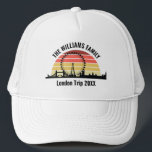 Londen Engeland Sunset Custom Family Trip Trucker Pet<br><div class="desc">Gepersonaliseerd pet in Londen met een silhouet van de stadsattracties voor een koele zonsondergang,  waaronder de Bridge,  de London Eye (Millenium Wheel) en de Big Ben-klok. Cool Verenigd Koninkrijk reis houden souvenir souvenir.</div>