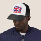 Londen in Red Trucker Pet (In situ)