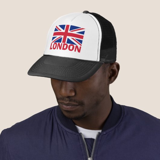 Londen in Red Trucker Pet (In situ)